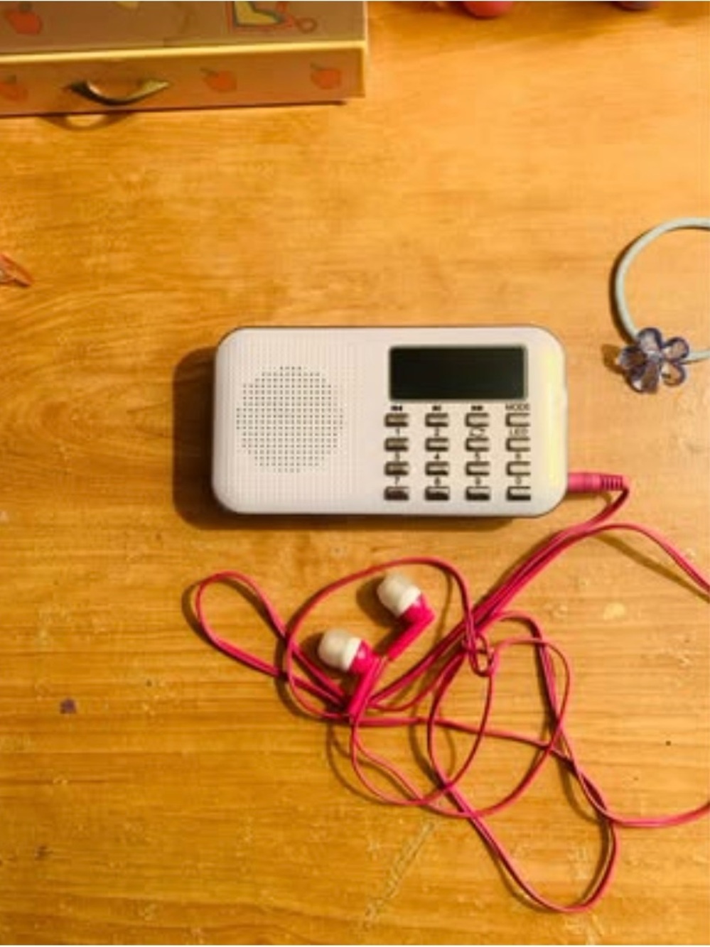 Compact White Portable MP3/AM-FM Player 🩷